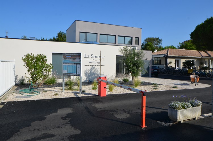 Entr&eacute;e du b&acirc;timent de l'espace forme wellness camping au port punay