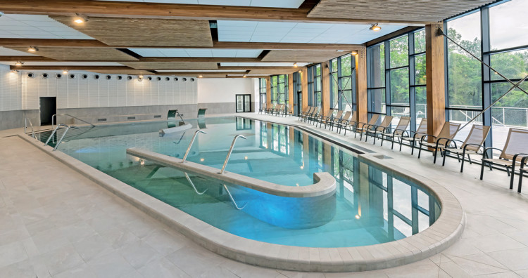 Bassin int&eacute;rieur thermes des Fumades avec &eacute;quipements AstralPool Fluidra France