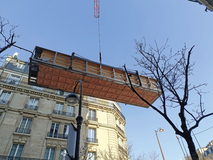 piscine inox Fluidra transport&eacute;e par grue