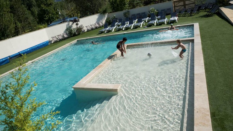 Nouvelle piscine ext&eacute;rieure de 150 m&sup2; carr&eacute;e champignon arroseur buses balneo au camping Les Rives du Lac
