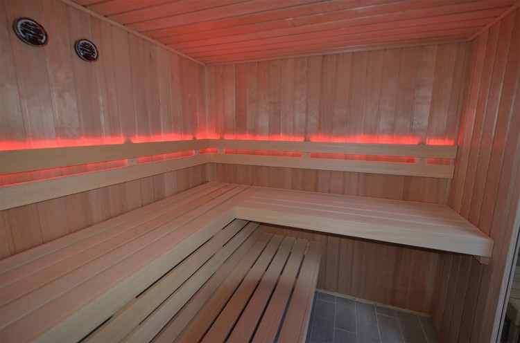 Espace Bien-&ecirc;tre avec sauna, hammam et douche sensorielle camping au port punay acm spa
