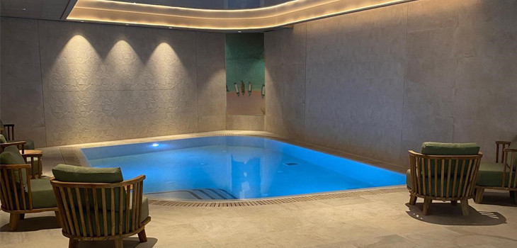 Une piscine int&eacute;rieure du Brit H&ocirc;tel de Limoges