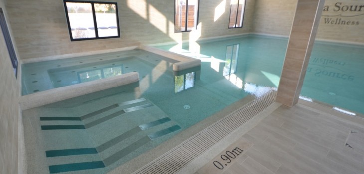 Bassin couvert incluant une zone pataugeoire et une zone Baln&eacute;o espace wellness camping Port Punay