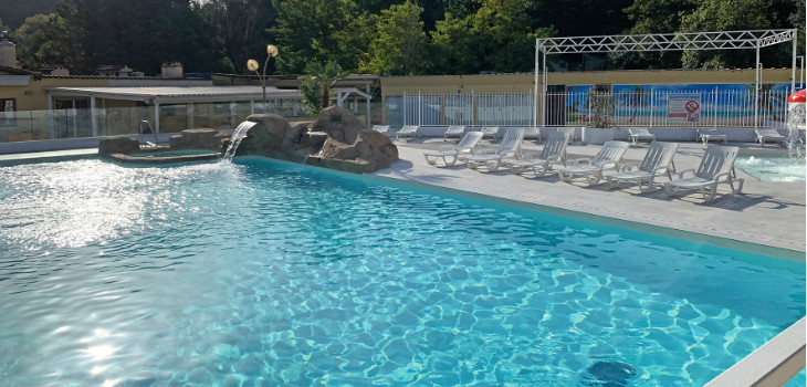 La piscine du camping &laquo; Le sourire de la Madone &raquo; apr&egrave;s la r&eacute;novation de Techniques Piscine 