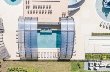 Abrisud Pro : int&eacute;gration r&eacute;ussie d'un grand abri piscine sur-mesure