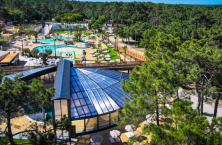 Un abri de piscine d'exception r&eacute;alis&eacute; par Vegametal By Fluidra au camping de la C&ocirc;te d&rsquo;Argent &agrave; Hourtin-Plage