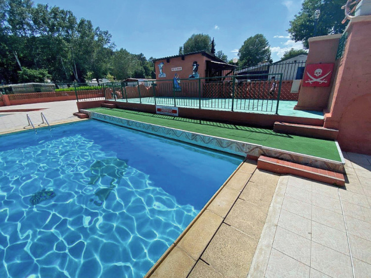 Piscine du camping avant la r&eacute;novation