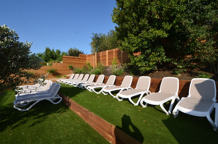 terrasse solarium avec zone v&eacute;g&eacute;tale bains de soleil espace forme camping au port punay