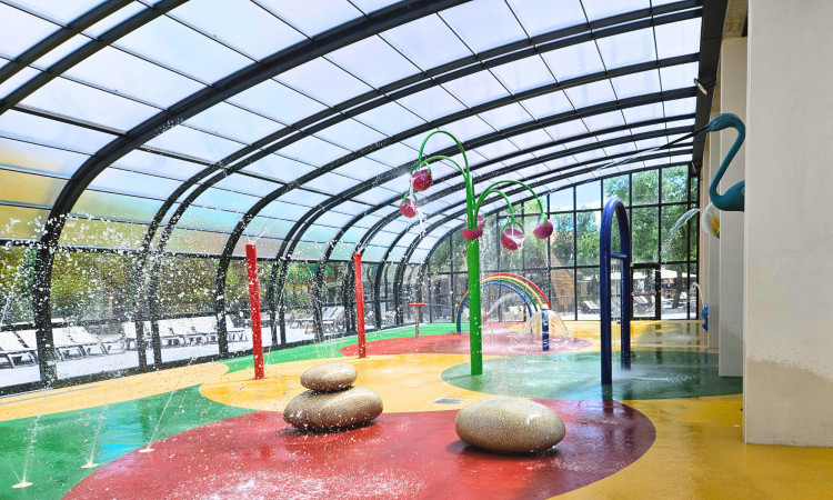 abri ferm&eacute; sur l'aire de jeux aquatiques Abri Vegametal