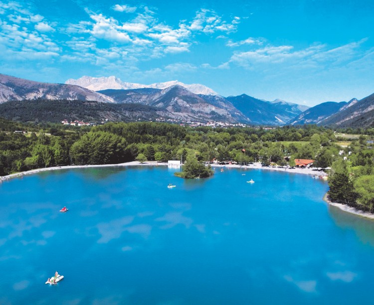 Vue a&eacute;rienne sur le plan d'eau des Iscles &agrave; Gap