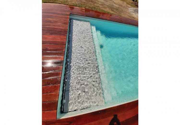 Akoya, piscine monocoque avec volet immerg&eacute; sous plage