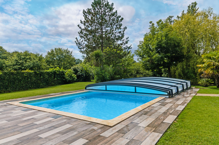 Abri piscine bas t&eacute;lescopique N&eacute;o 30 d'Azenco Pro