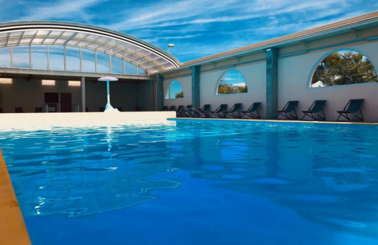 Abri de piscine collectivites Vegametal au Camping Le Pr&eacute; Normand Fluidra Commercial france