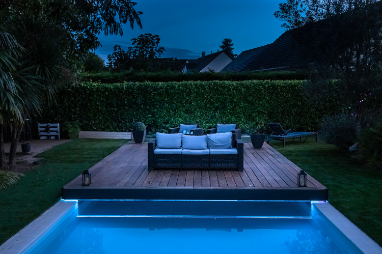 Terrasse mobile Escale d'Abriblue avec son &eacute;clairage de nuit