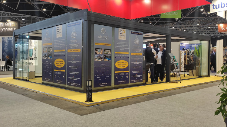 Lancement de l'abri de piscine avec panneaux solaires H&eacute;lios d'Abrisol au salon Piscine Global Europe 2022
