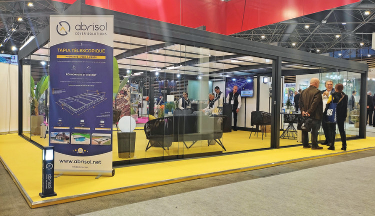 Stand Abrisol &agrave; Lyon pr&eacute;sentant le mod&egrave;le H&eacute;lios