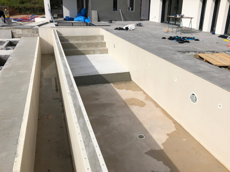 Construction d'une piscine &agrave; d&eacute;bordement Aquilus