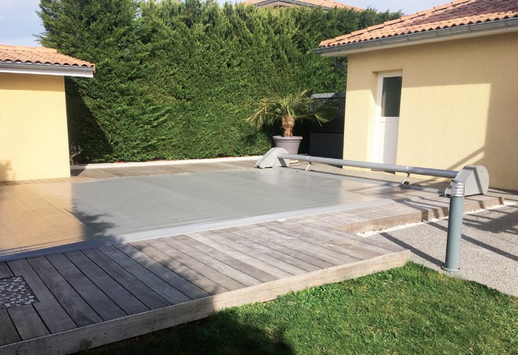 couverture piscine ferm&eacute;e grise
