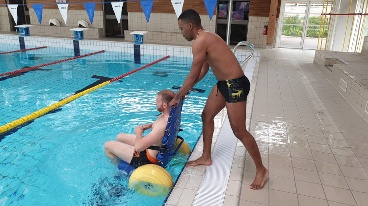 JobPro2 fauteuil de mise &agrave; l'eau des PMR roues flottantes