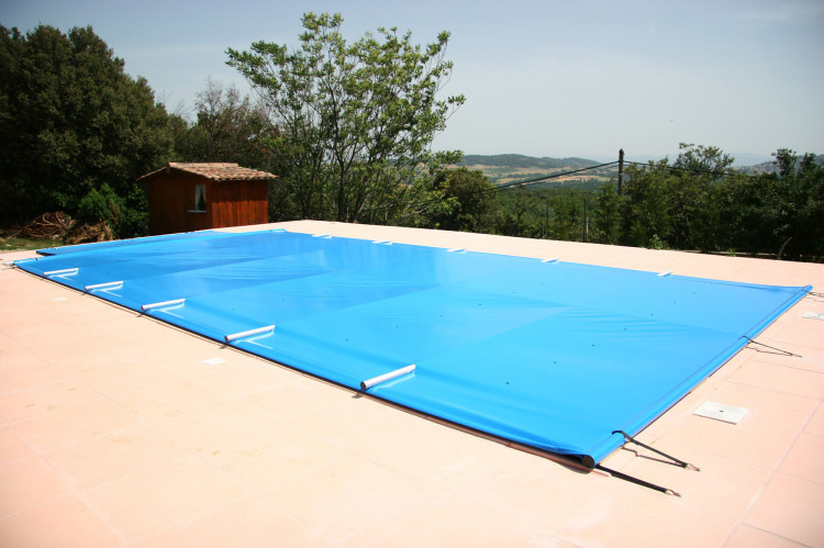 B&acirc;che &agrave; barres s&eacute;curit&eacute; piscine 4 saisons Azenco Pro