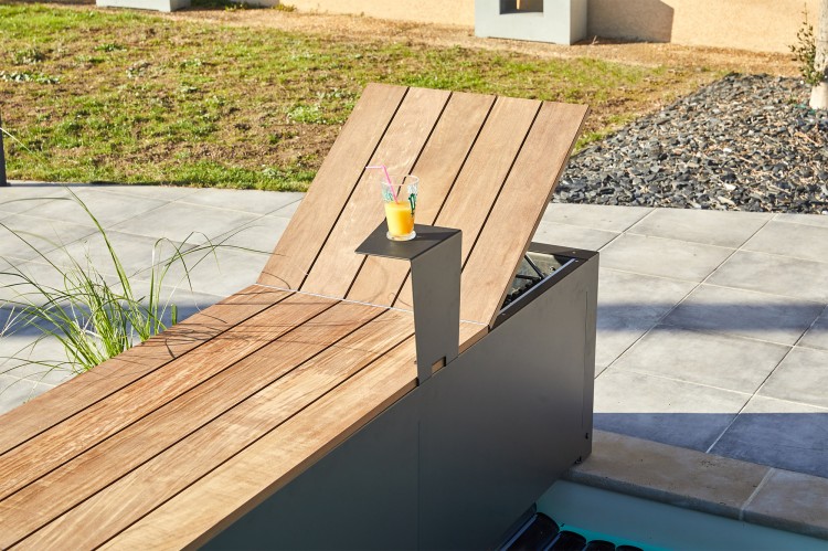 Tablette et banc coffre de volet piscine D.Sign relev&eacute; en transat