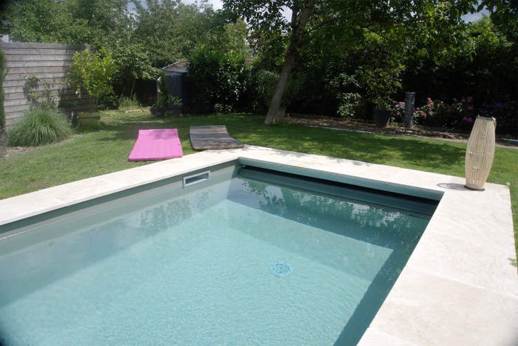 Smartcover volet immerg&eacute; dissimul&eacute; sous terrasse Caron Piscines