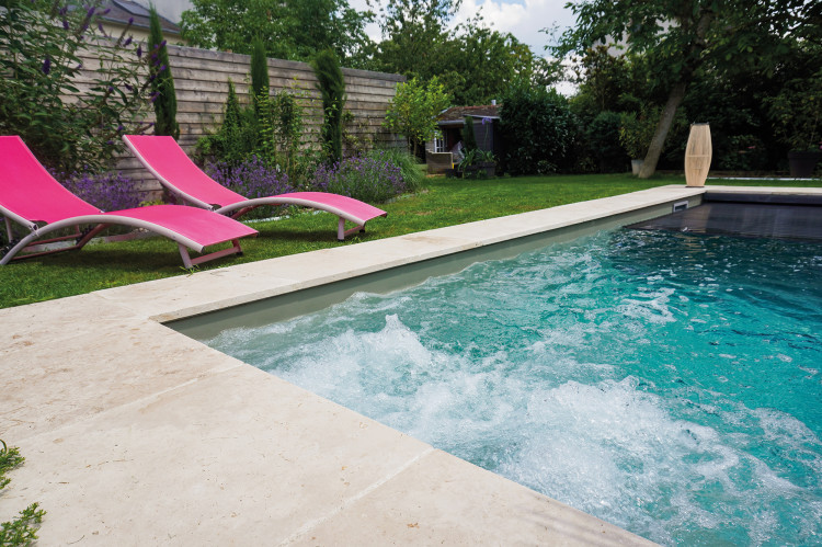 Syst&egrave;me AirSense de Caron Piscines massage baln&eacute;o dans la piscine
