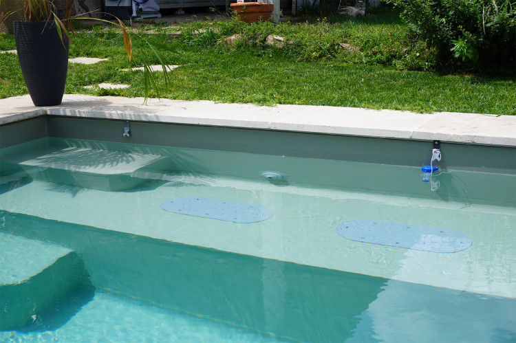 Syst&egrave;me brevet&eacute; AirSense de Caron Piscines baln&eacute;oth&eacute;rapie dans banquette escalier piscine