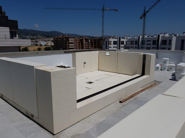 Construction d'une piscine sur un toit avec le syst&egrave;me Mallor d'AstralPool