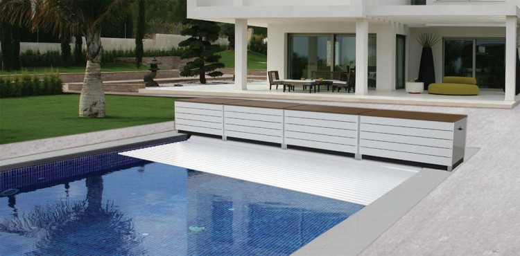 Couverture de piscine apr&egrave;s installation du banc-coffre Zen'It