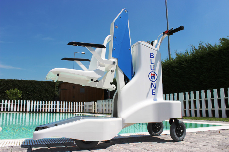 BluOne chariot hydraulique sur batterie d'Axsol acc&egrave;s PMR piscine