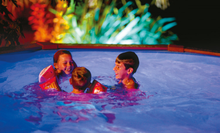 Eclairage LED prolonger l'usage des piscines hors-sol en soir&eacute;e