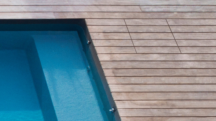 L'&Eacute;cor&eacute;serve&copy; Caron Piscines une r&eacute;serve d'eau juxtapos&eacute;e &agrave; la piscine