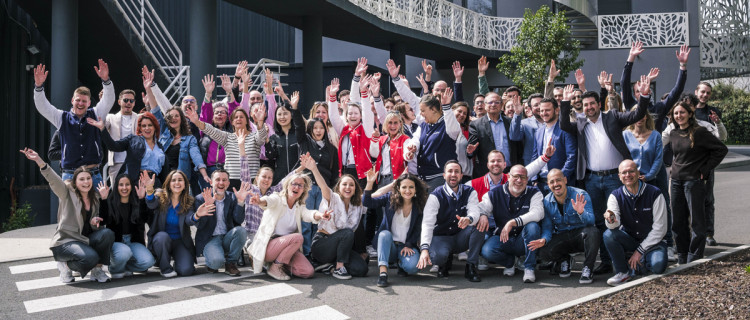L'&eacute;quipe Poolstar r&eacute;unie devant le si&egrave;ge du groupe &agrave; Rousset