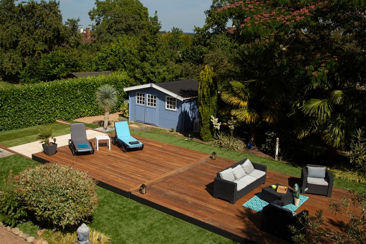 Escale terrasse mobile d'Abriblue en mode ferm&eacute; s&eacute;curit&eacute; acc&egrave;s piscine