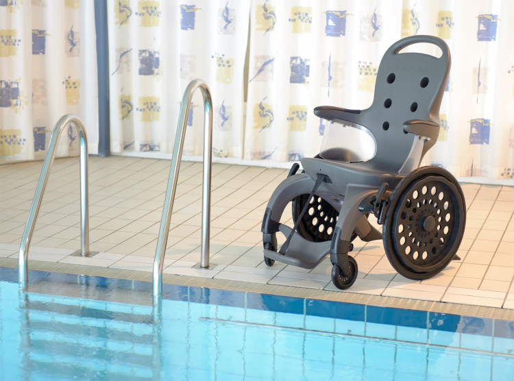 Fauteuil amagn&eacute;tique Easyroller d'Axsol acc&egrave;s piscine PMR en sauna, hammam