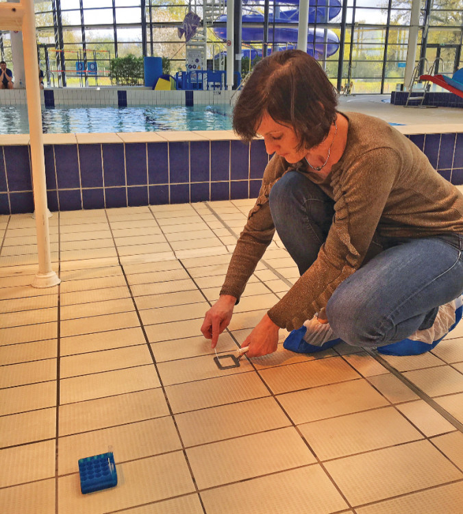 Mesure d'ATP m&eacute;trie Carinne MANGERUCA, experte piscines collectives chez Gaches Chimie