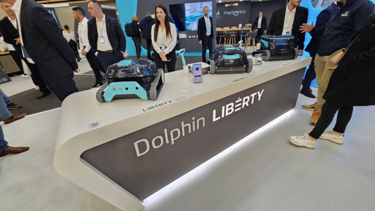  Dolphin Liberty sur le stand de Maytronics &agrave; Piscine Global 2024