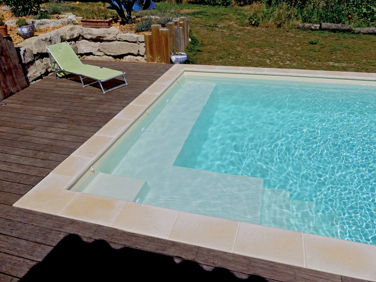 Piscine Maxi Carr&eacute; de generation piscine avec banquette int&eacute;gr&eacute;e