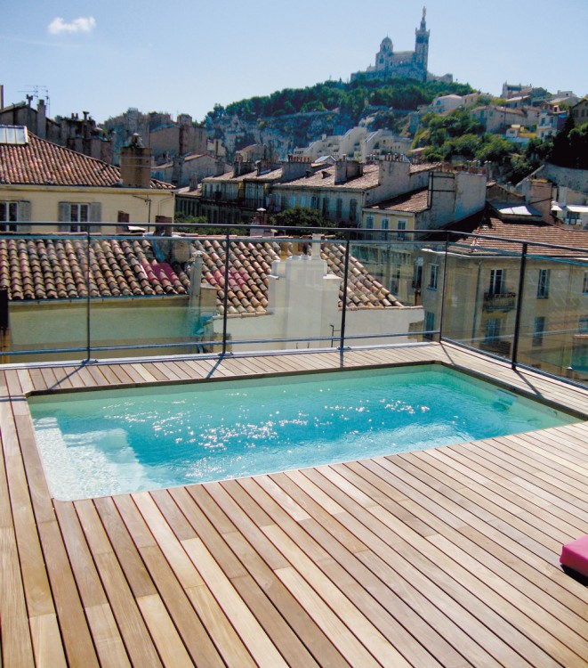 mini piscine sur terrasse toit en bois G&eacute;n&eacute;ration piscine