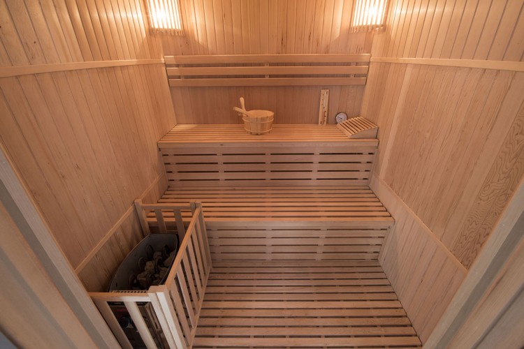 int&eacute;rieur du sauna Red Stone de Pool star
