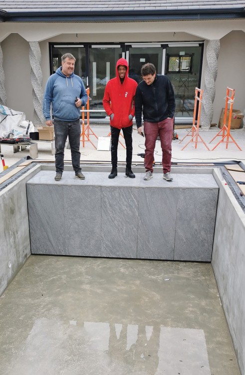 Banc pour volet immerg&eacute; habill&eacute; de gr&egrave;s c&eacute;rame ABPool