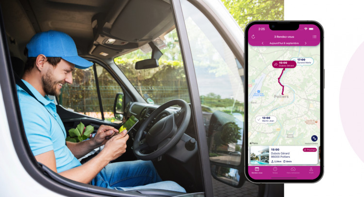 Technicien en v&eacute;hicule visualisant son prochain rendez-vous d'intervention lors de sa tourn&eacute;e piscine sur smartphone gr&acirc;ce &agrave; l'application Extrabat Today