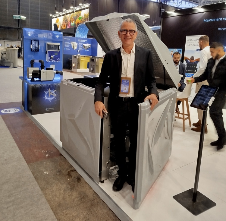 Omar SAAID nous pr&eacute;sente le Klereo kUB sur le stand de Piscine Global 2024