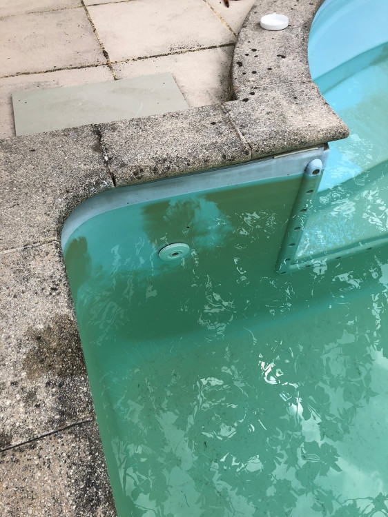 piscine tach&eacute;e par pr&eacute;sence de m&eacute;taux