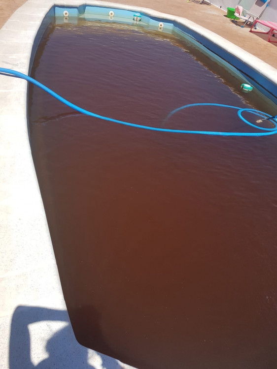 eau marron couleur m&eacute;tallique due &agrave; la pr&eacute;sence de m&eacute;taux dans l'eau