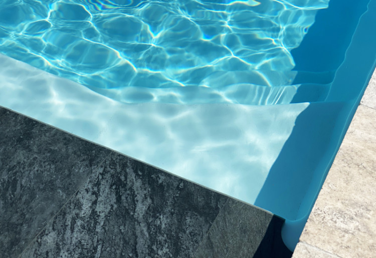 Piscine Arizona Plage immerg&eacute;e recouverte d'un gr&egrave;s c&eacute;rame gris anthracite