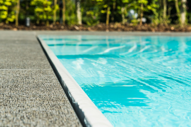 Gros plan sur le d&eacute;bordement d'une piscine de la gamme Overflow Evolution de NIVEKO