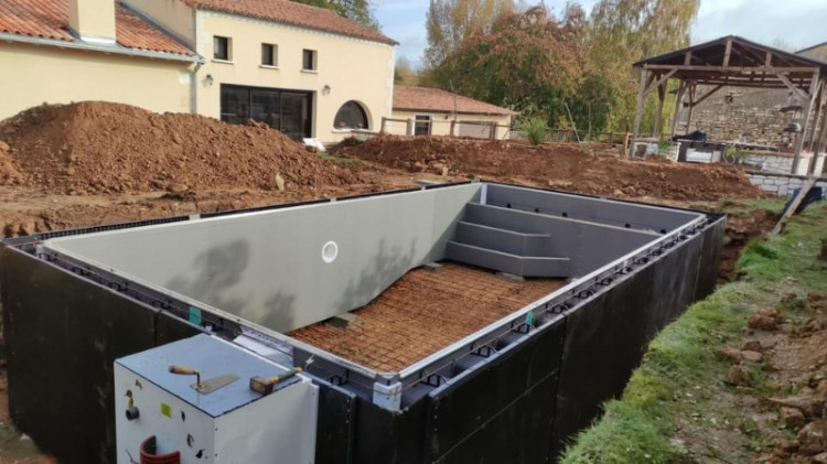 Piscine Unib&eacute;o avant le coulage b&eacute;ton