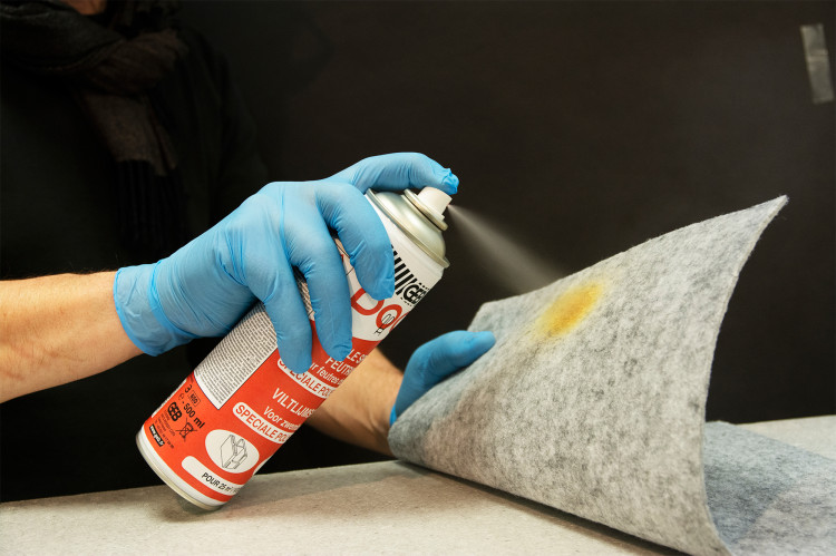 Application visible de la Pool Colle Spray Feutrine Sp&eacute;ciale Polystyr&egrave;ne pour feutre piscine GEB